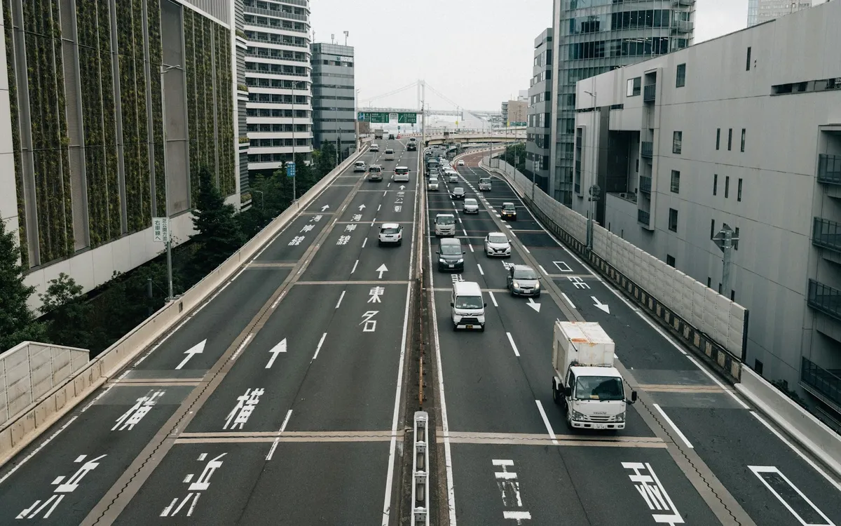都市の道路を走る車